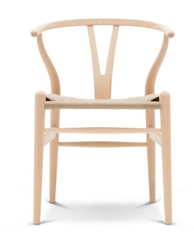 CH24 Wishbone Chair von Carl Hansen & Søn, ein heller Holzstuhl mit geflochtener Sitzfläche.